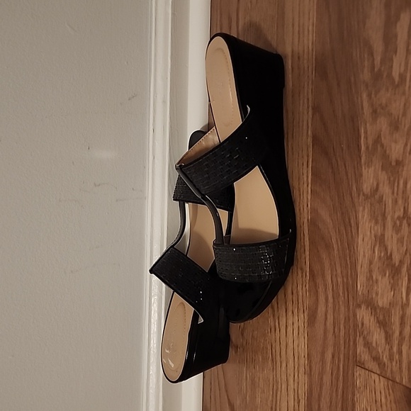 EUC Bandolino sandals. - Picture 4 of 6